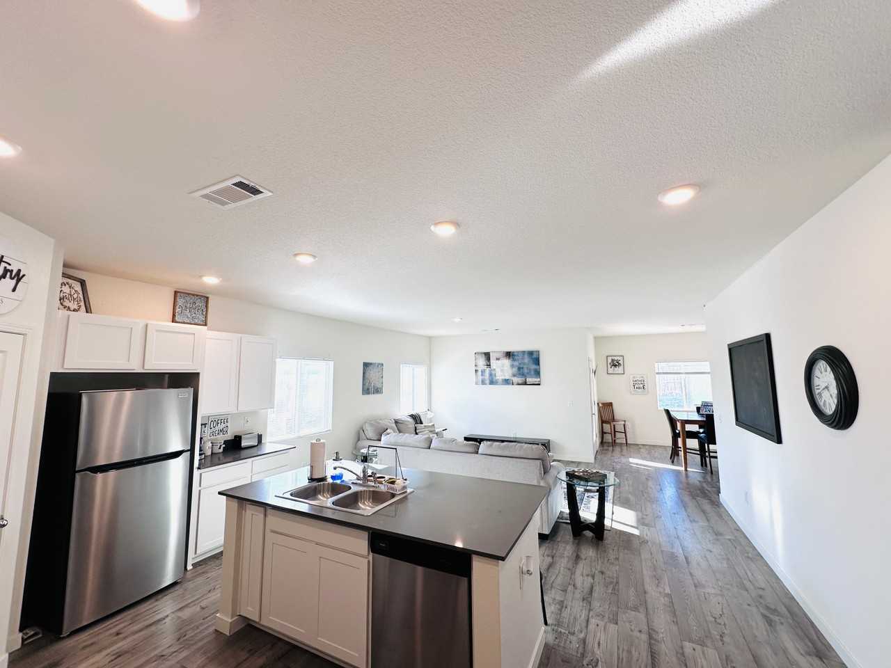 950 Kathryn Ct - Photo 3 of 20