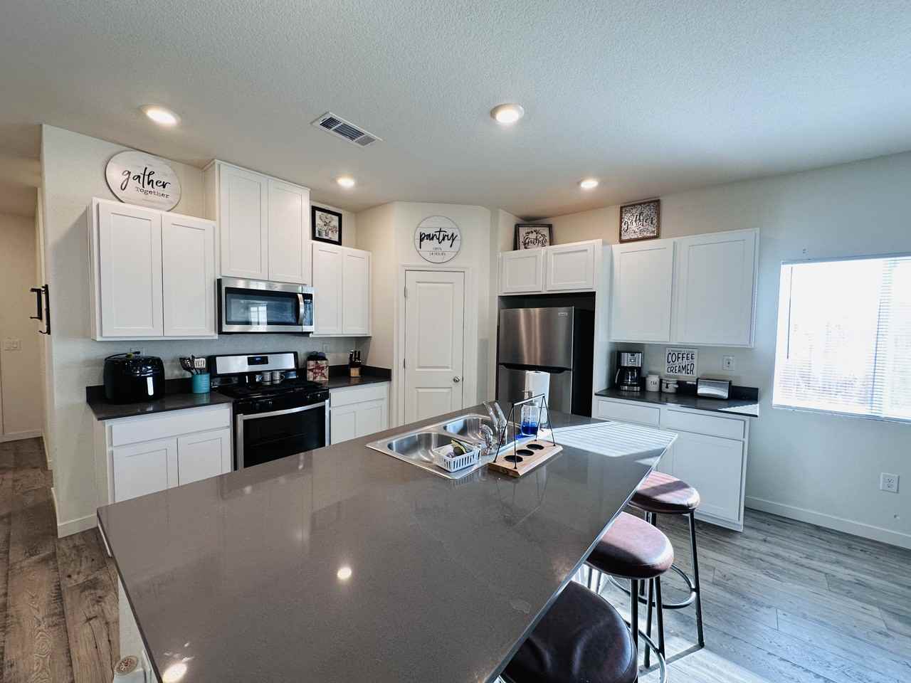 950 Kathryn Ct - Photo 4 of 20