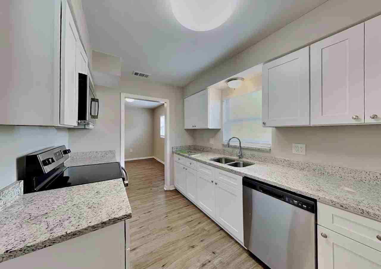 1704 Newton St - Photo 4 of 11