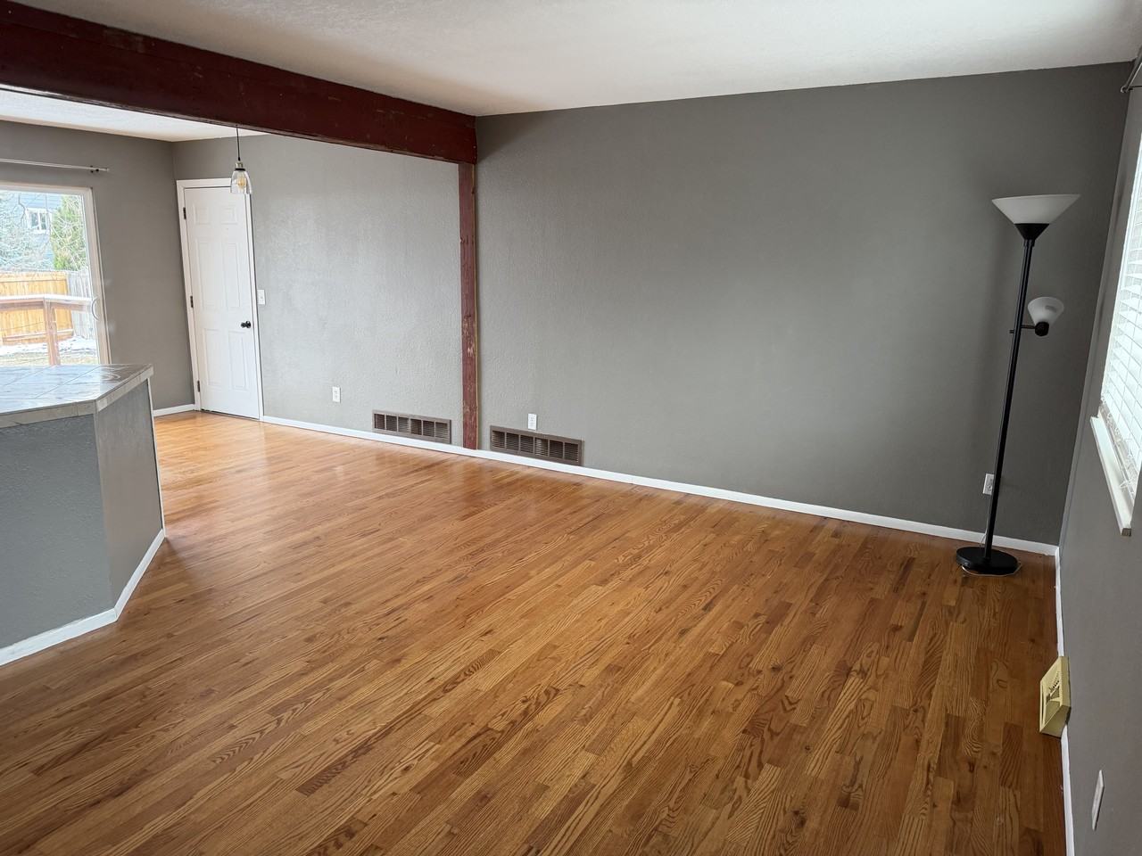 10538 Queen St - Photo 2 of 13