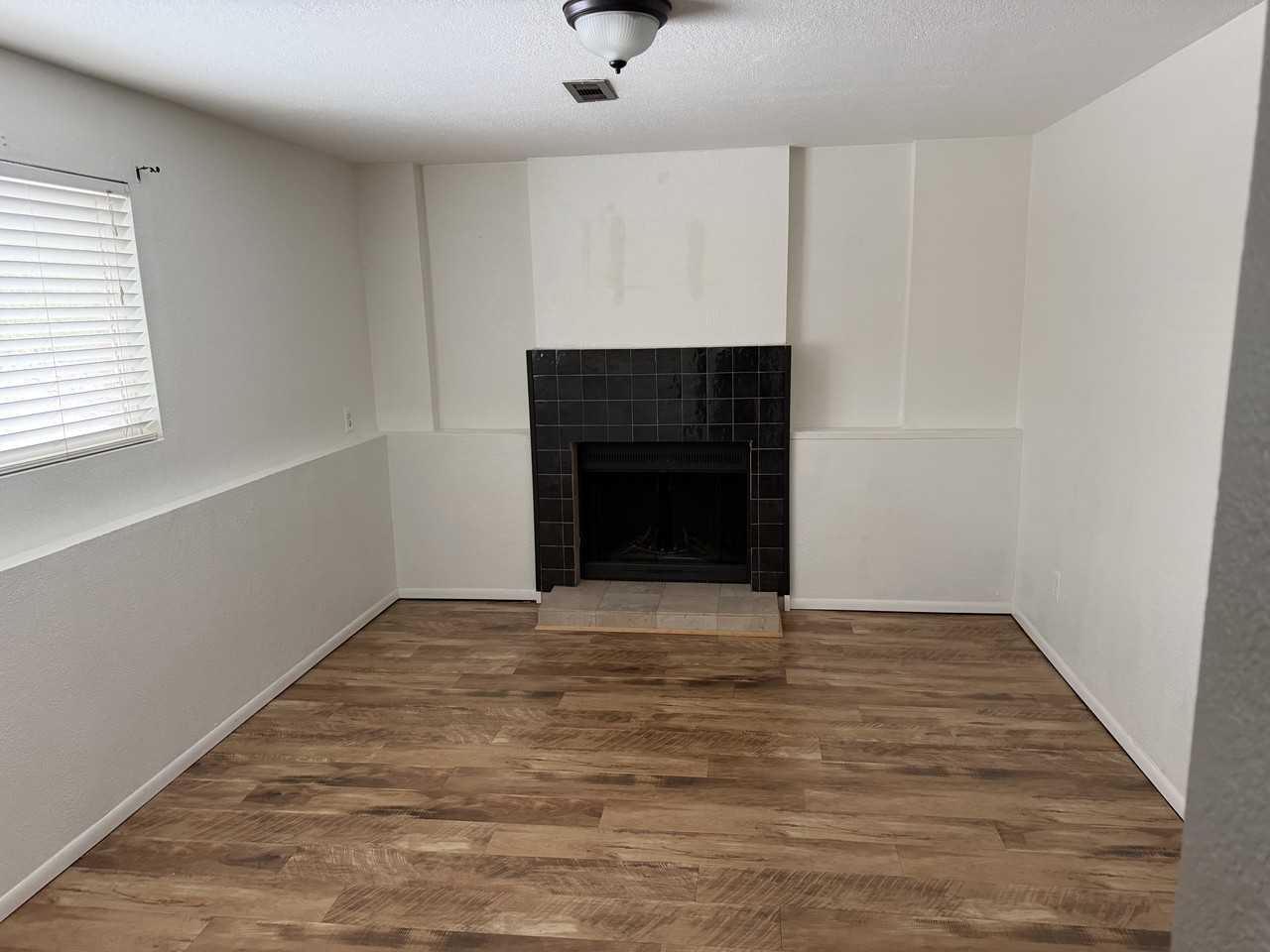 10538 Queen St - Photo 6 of 13