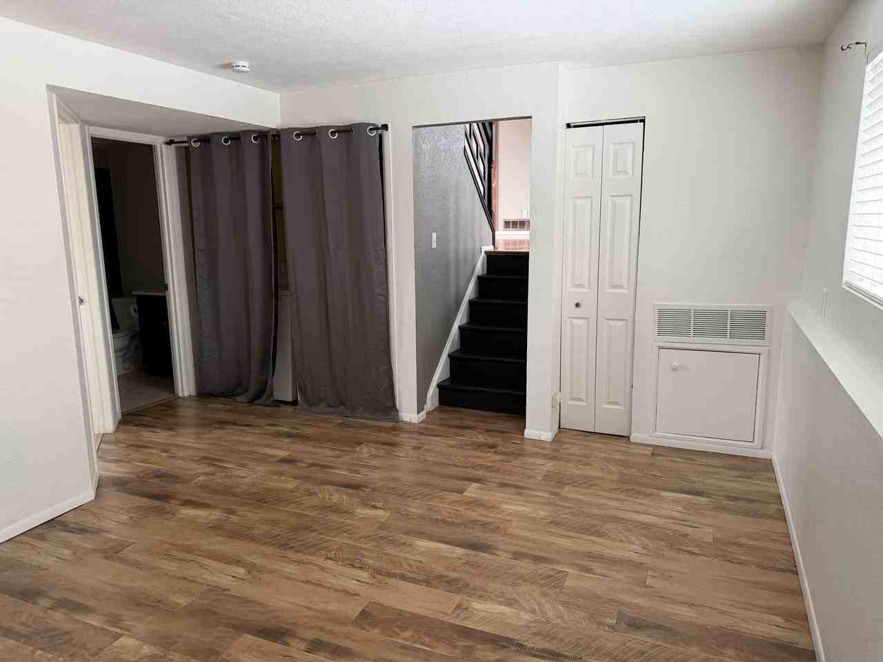 10538 Queen St - Photo 7 of 13