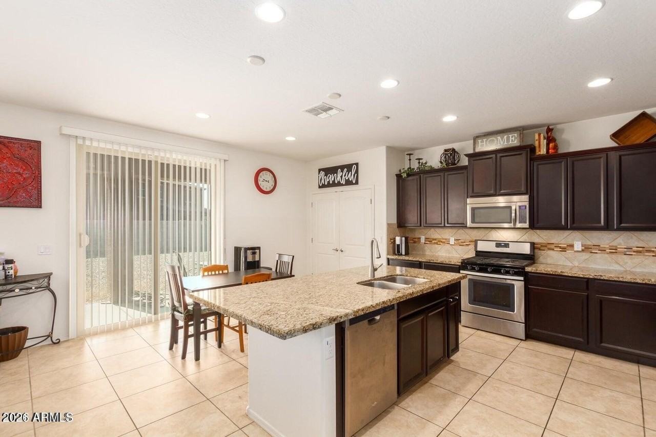 7910 S 42nd Ave - Photo 6 of 35