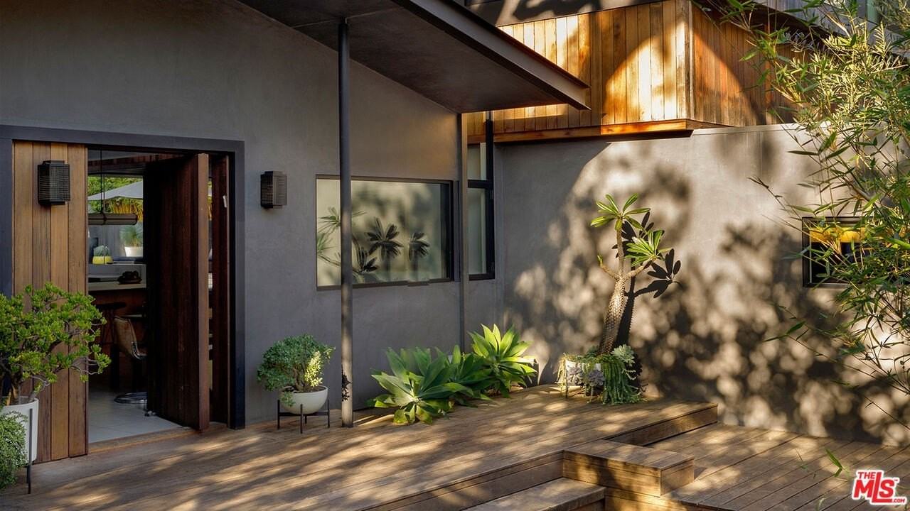 8970 Wonderland Park Ave - Photo 4 of 20