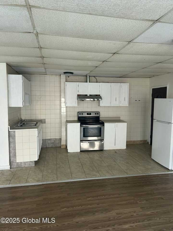 300 Ontario St Apt 2 - Photo 2 of 10