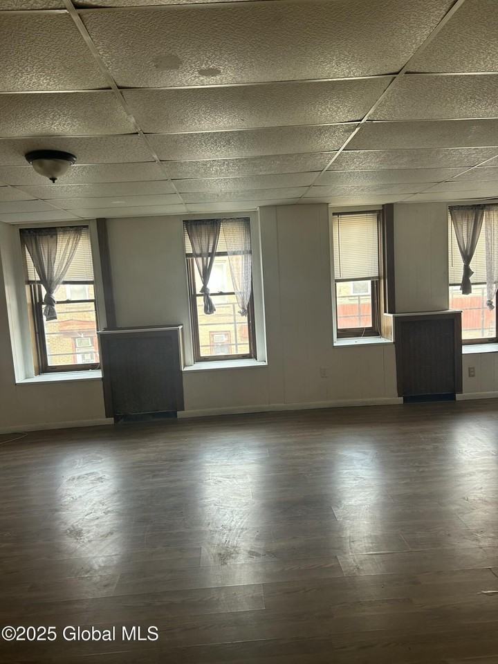 300 Ontario St Apt 2 - Photo 3 of 10