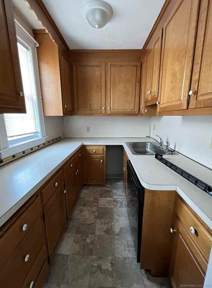 861 Farmington Ave 2nd Fl - Photo 4 of 22