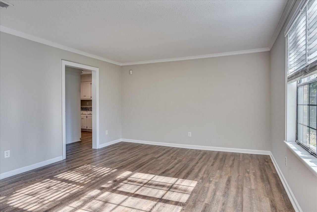 523 Travis Ct - Photo 6 of 27