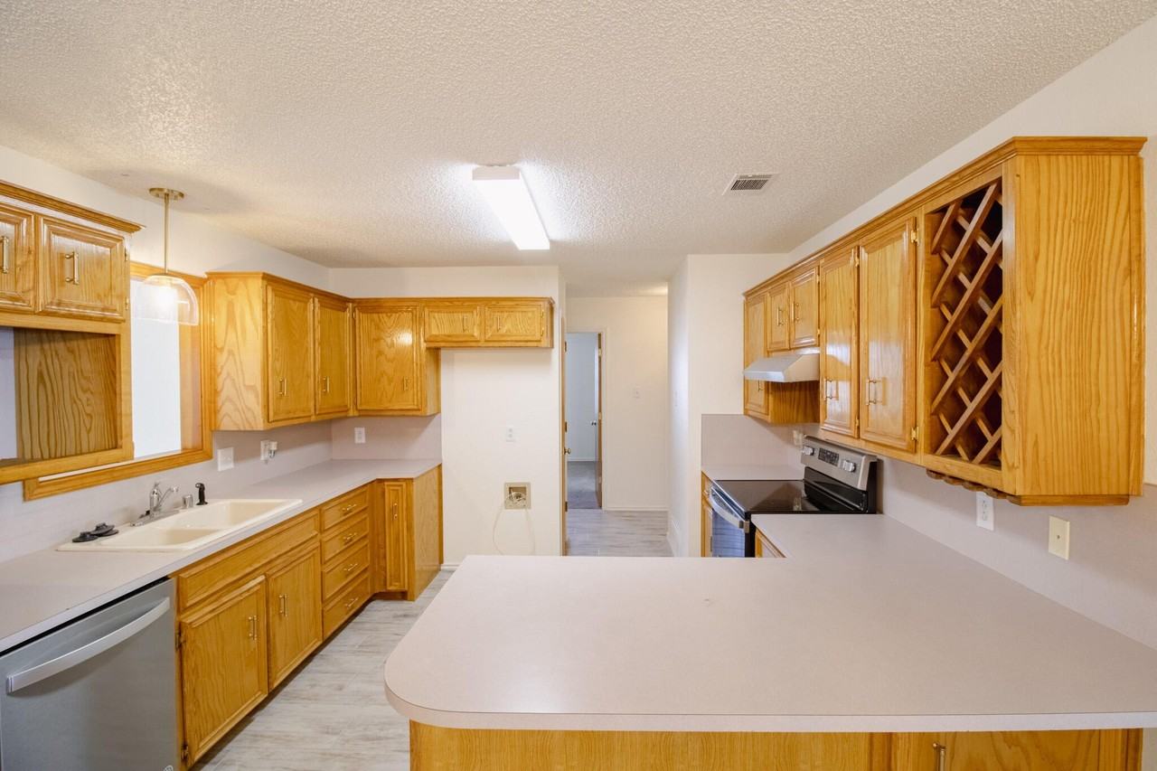 5731 95th St - Photo 6 of 15