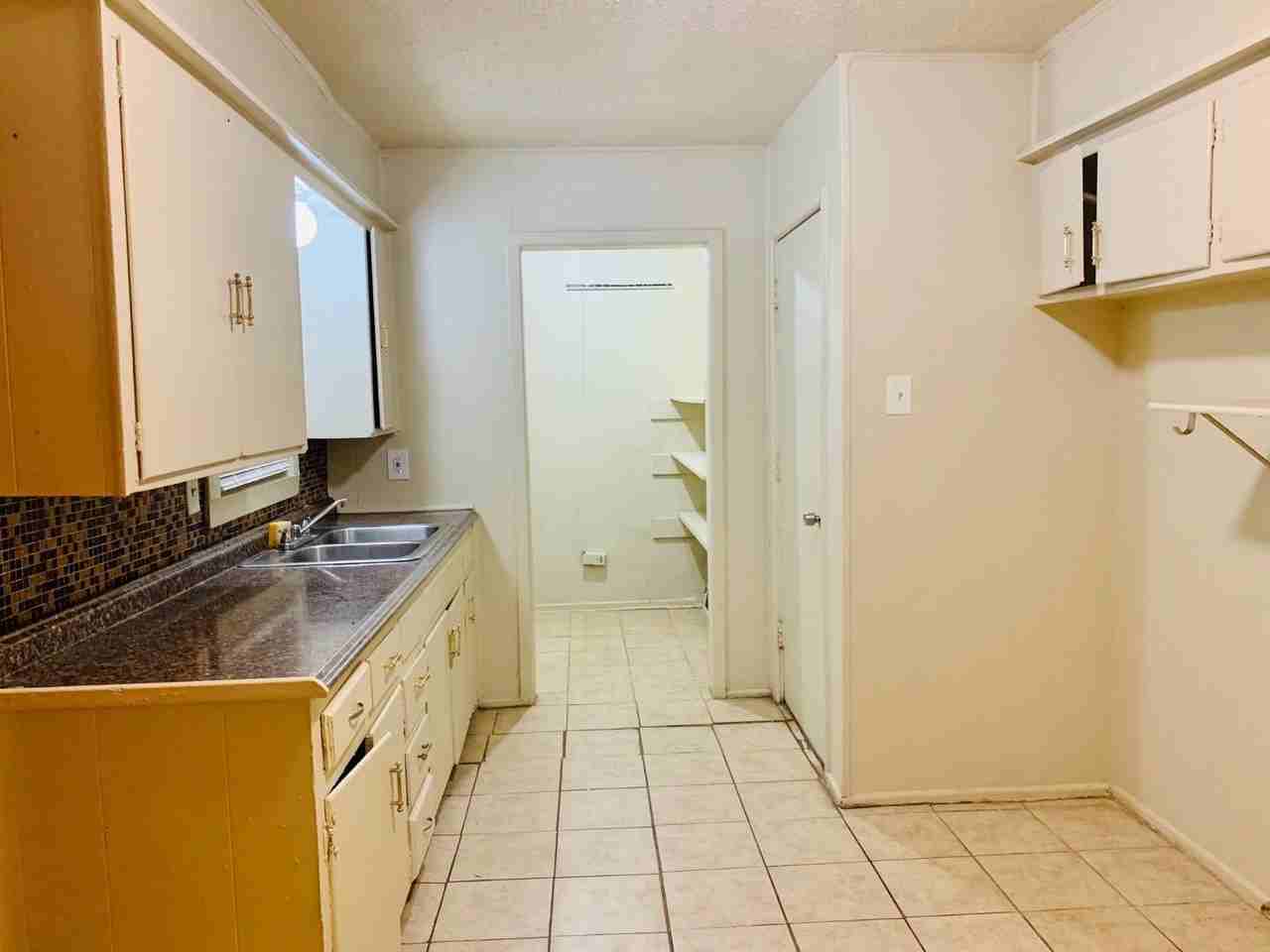 2705 E 2nd St Apt A - Photo 2 of 8