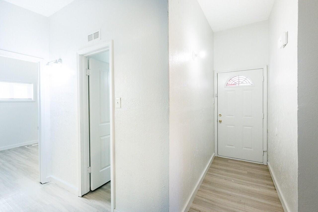 4402 44th St - Photo 5 of 34