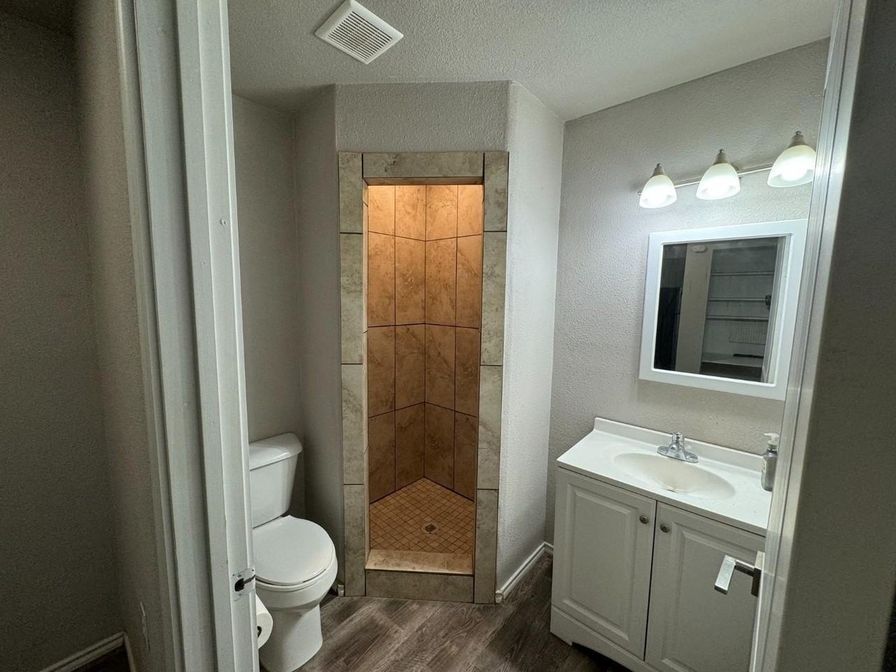 509 E Queens St - Photo 5 of 8