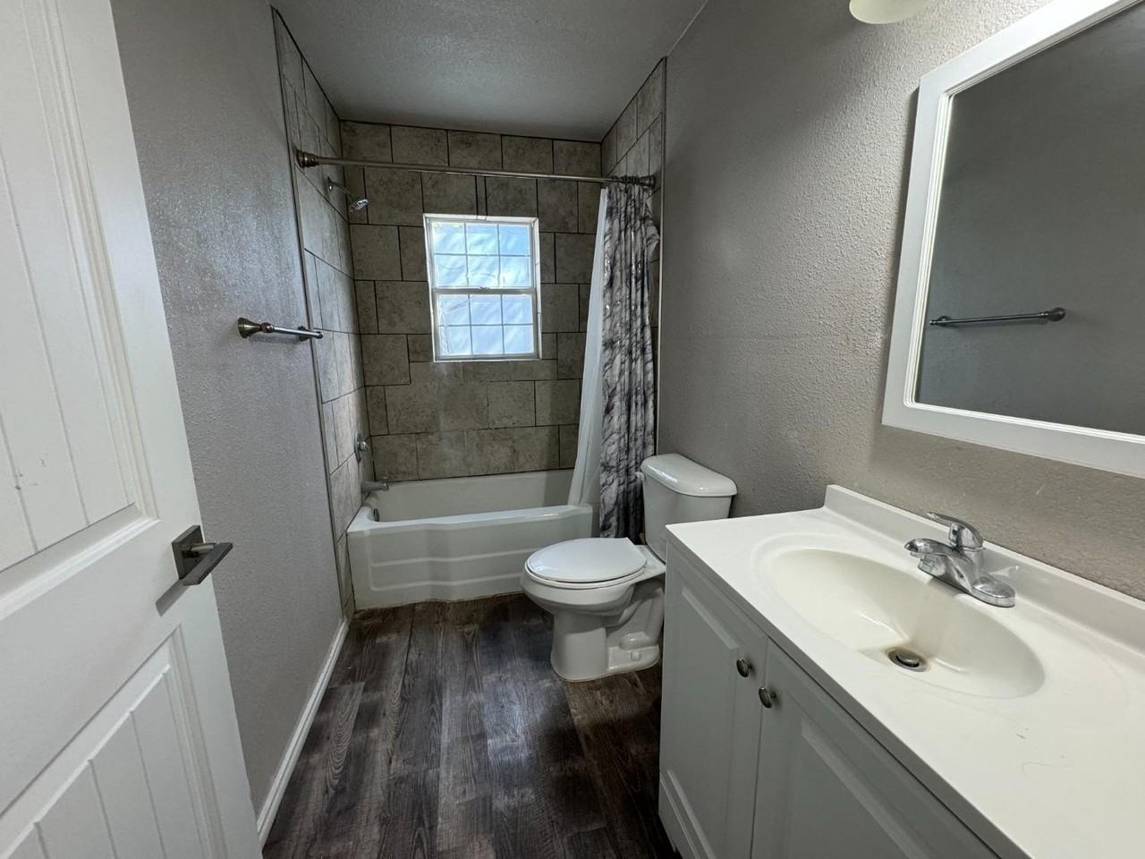 509 E Queens St - Photo 7 of 8