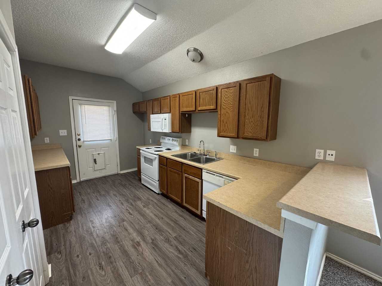 5812 6th St Apt A - Photo 3 of 7