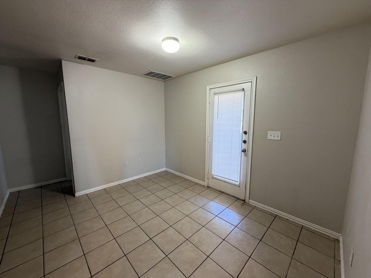 533 N Clinton Ave Apt B - Photo 3 of 17