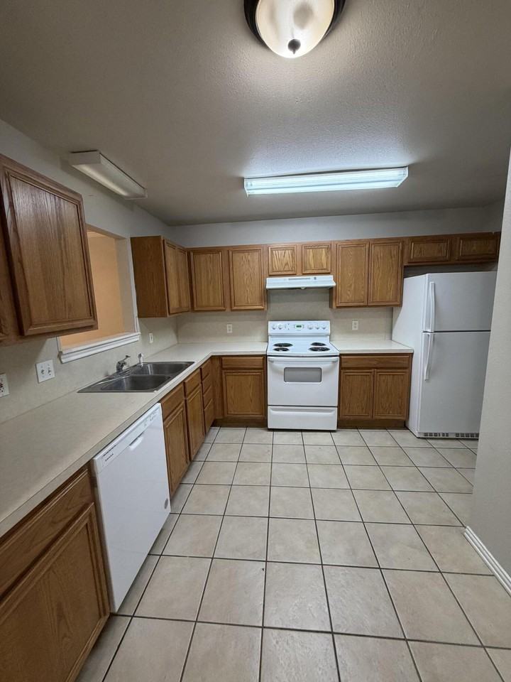 533 N Clinton Ave Apt B - Photo 5 of 17