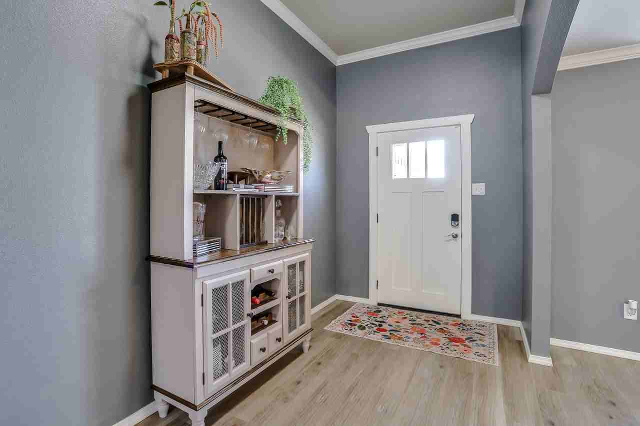 7633 85th St - Photo 2 of 18