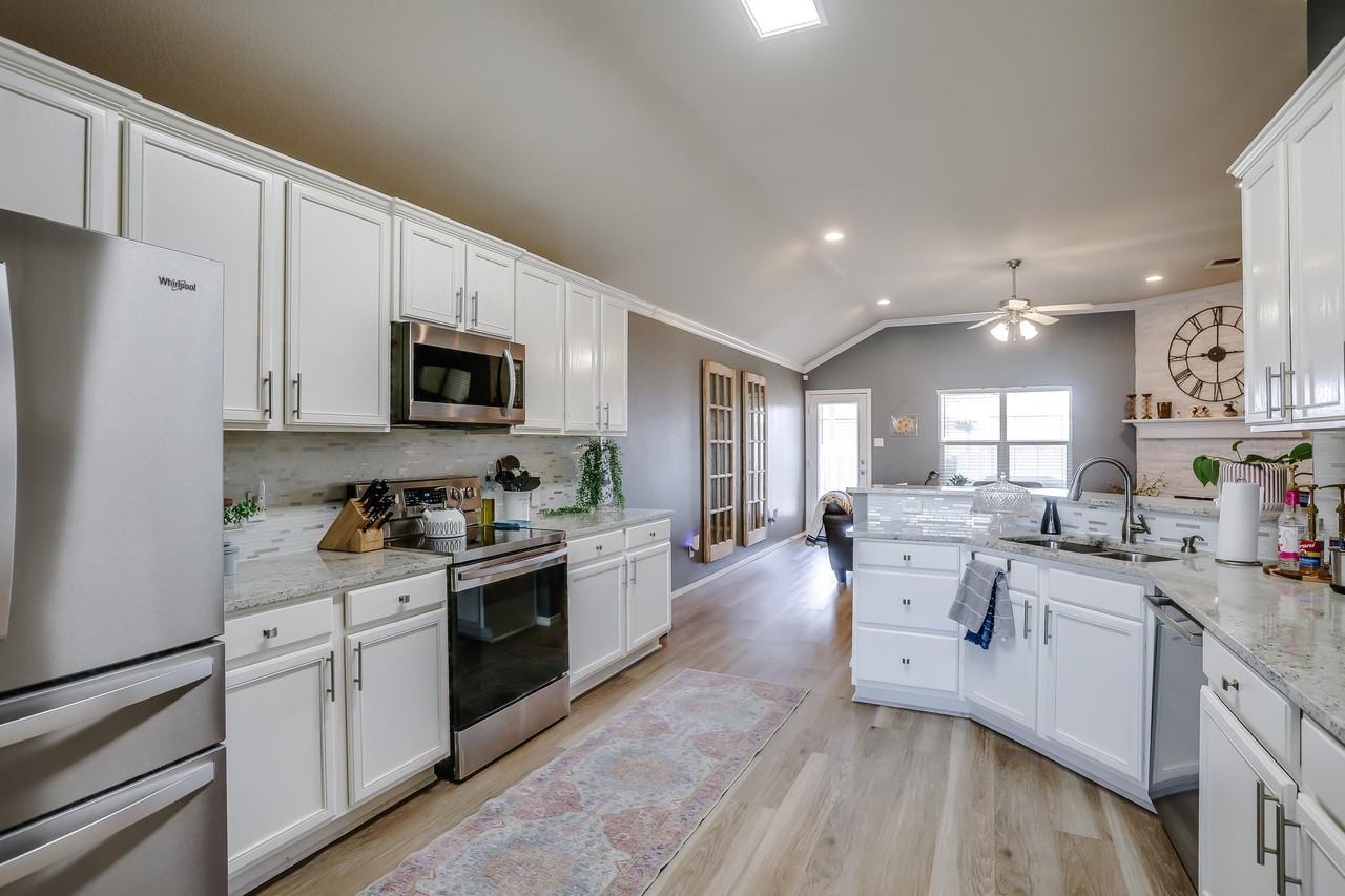 7633 85th St - Photo 6 of 18