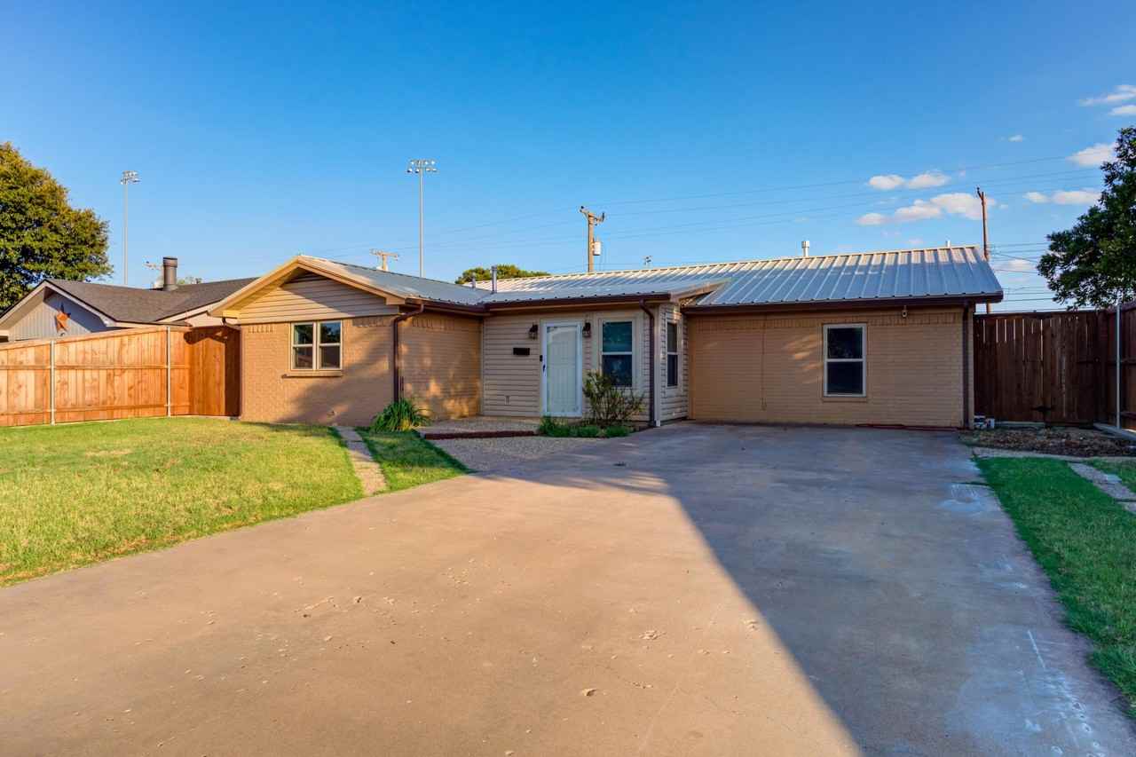 5617 38th St - Photo 2 of 26