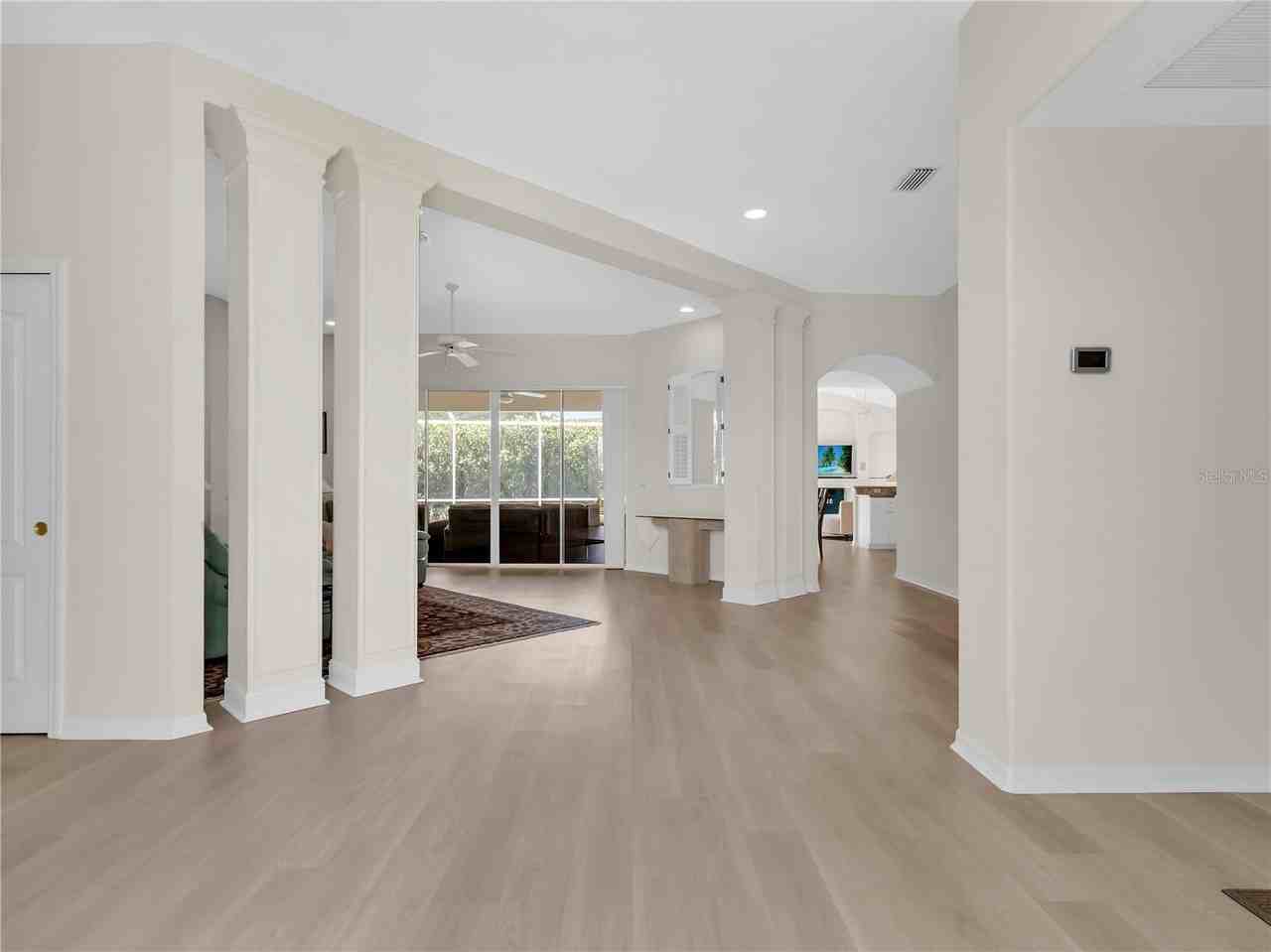 8870 Huntington Pointe Dr - Photo 4 of 32