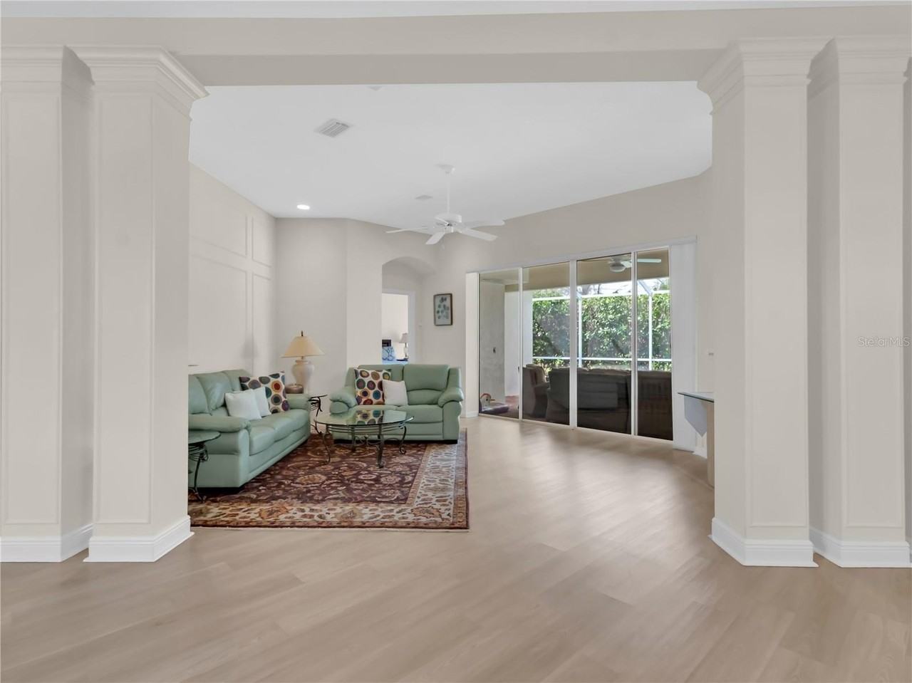 8870 Huntington Pointe Dr - Photo 5 of 32