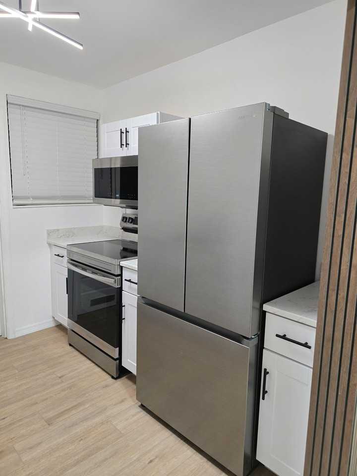 Laura St N - Photo 2 of 17