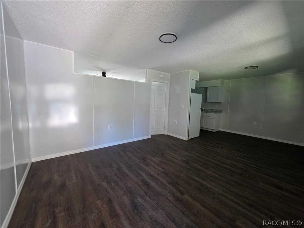 645 Ne 10th St - Photo 3 of 12