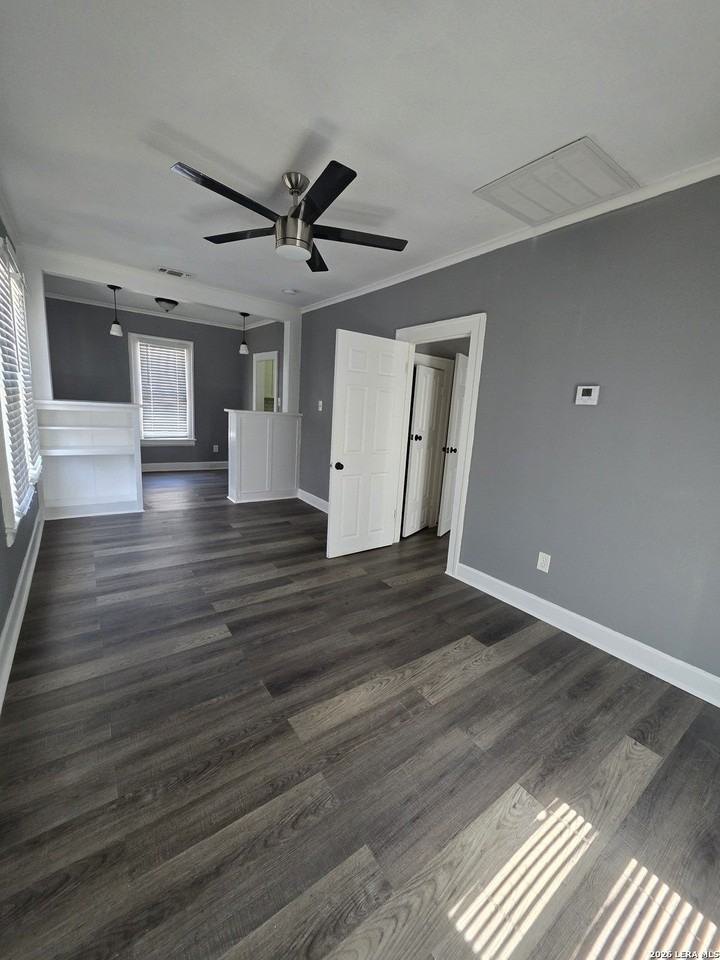 930 E Grayson St Apt 2 - Photo 2 of 16