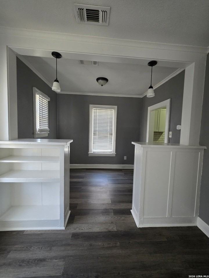 930 E Grayson St Apt 2 - Photo 3 of 16