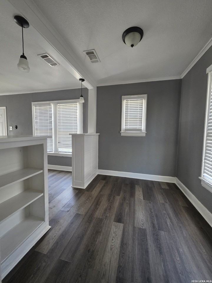 930 E Grayson St Apt 2 - Photo 5 of 16