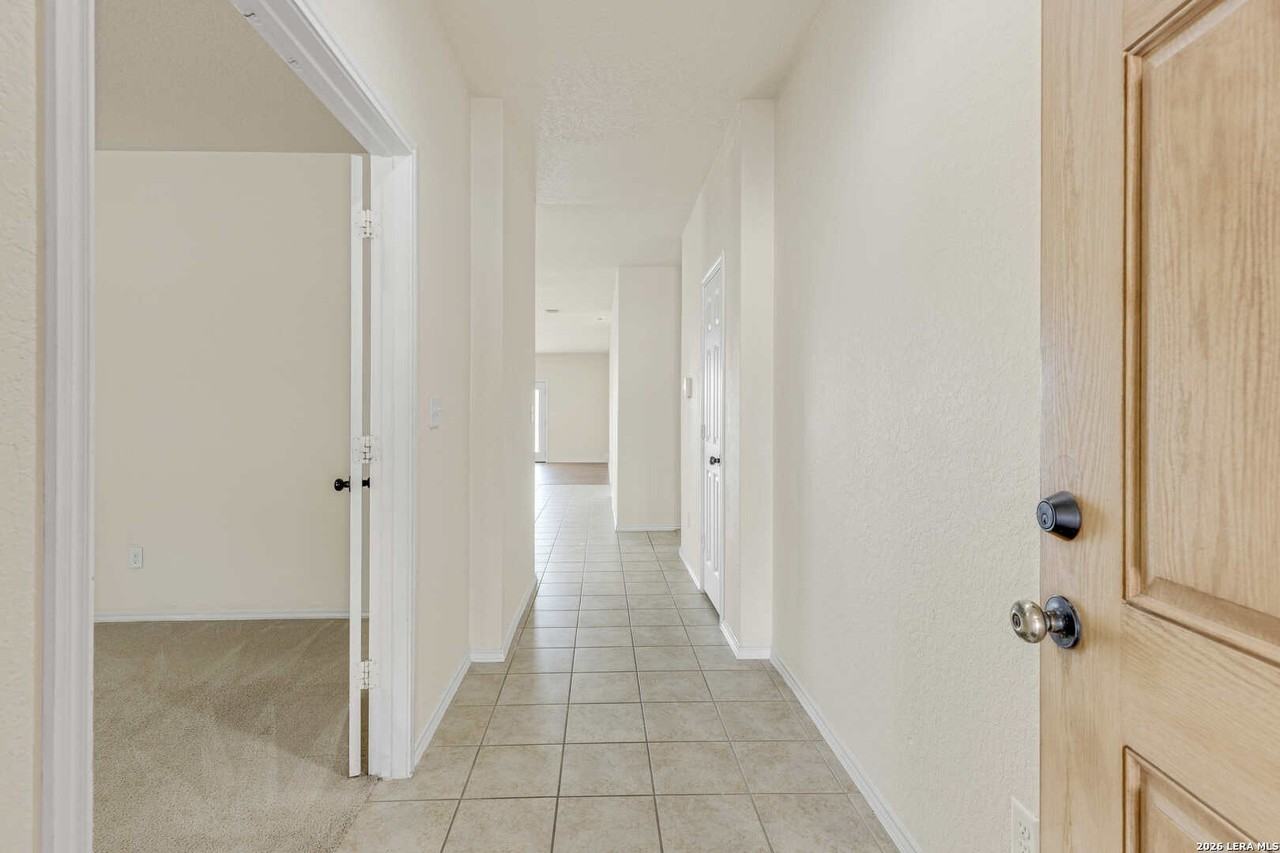 322 Walnut Crst - Photo 4 of 33