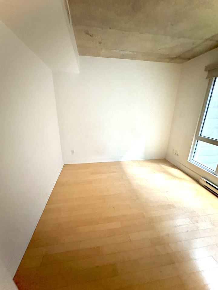 1045 Rue Wellington - Photo 3 of 8