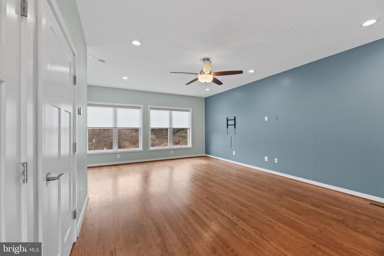 1247 Shore Dr - Photo 3 of 28