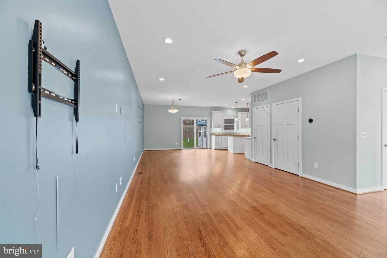 1247 Shore Dr - Photo 4 of 28