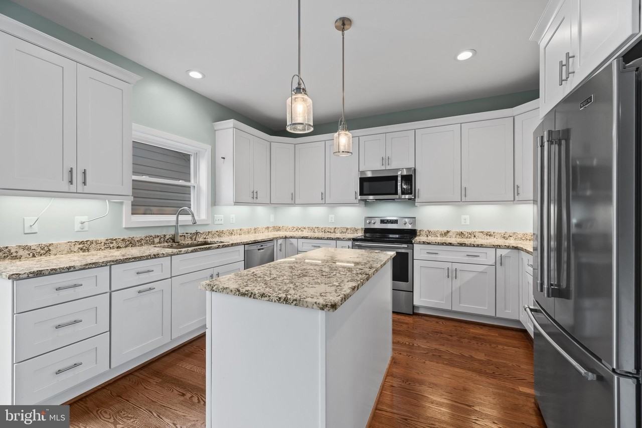 1247 Shore Dr - Photo 6 of 28