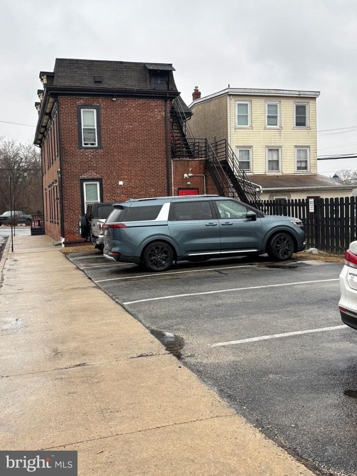 444 Bridge St Apt D - Photo 2 of 10