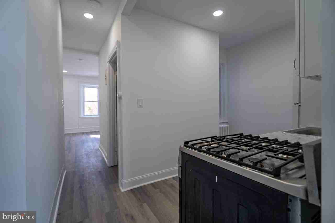 137 S 50th St 3rd Fl - Photo 4 of 37