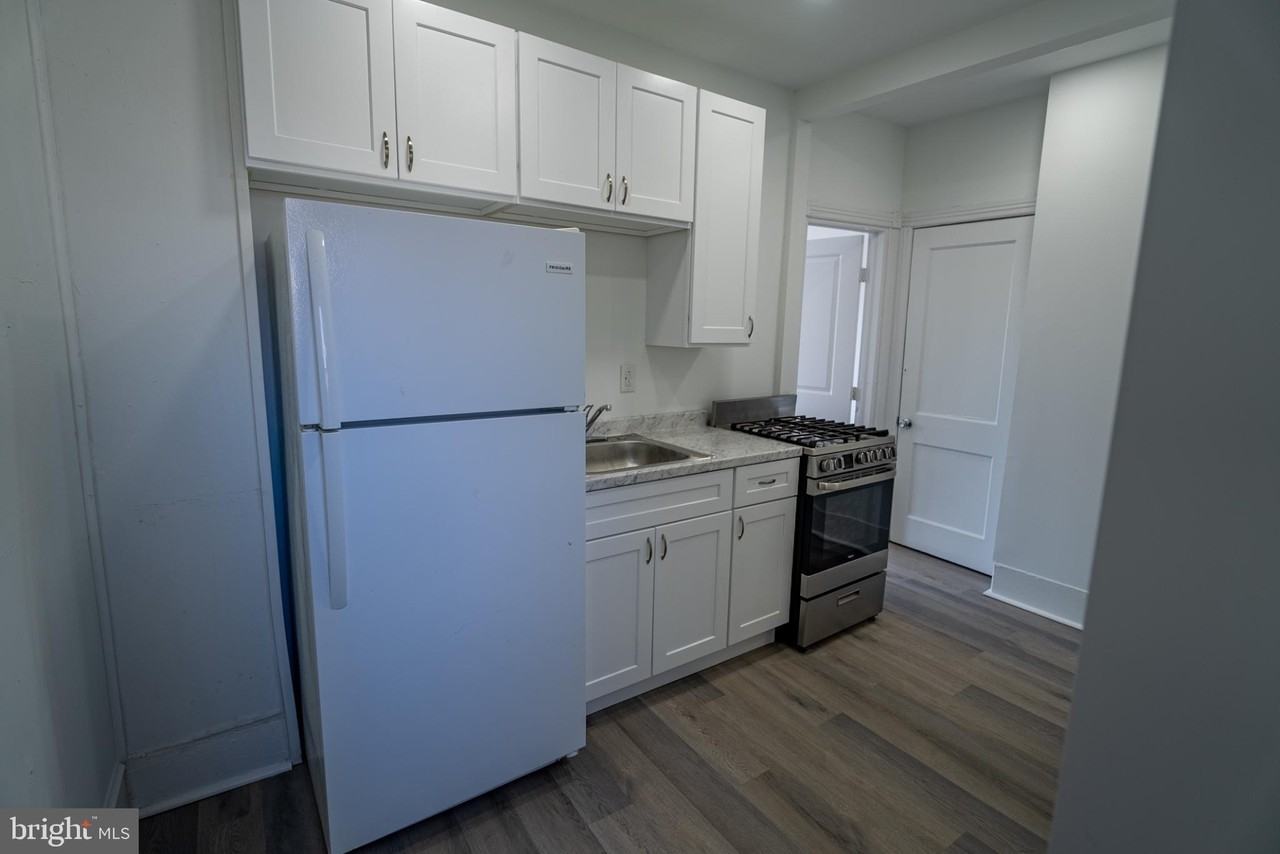 137 S 50th St 3rd Fl - Photo 7 of 37