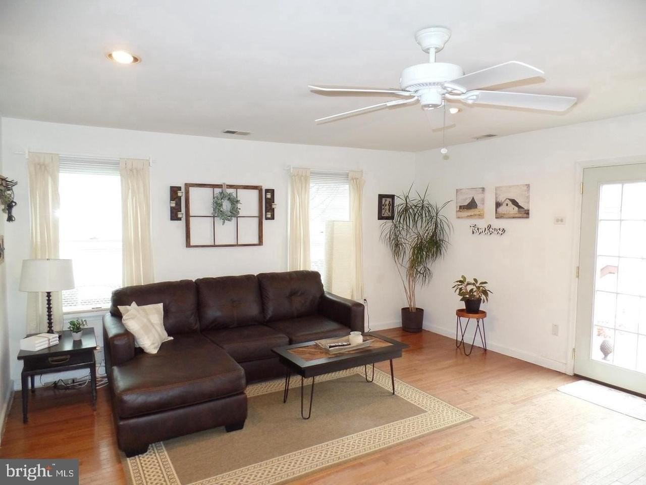 1821 Pimmit Dr - Photo 3 of 16