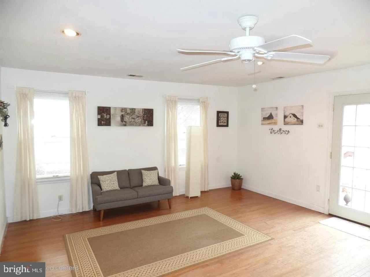 1821 Pimmit Dr - Photo 4 of 16