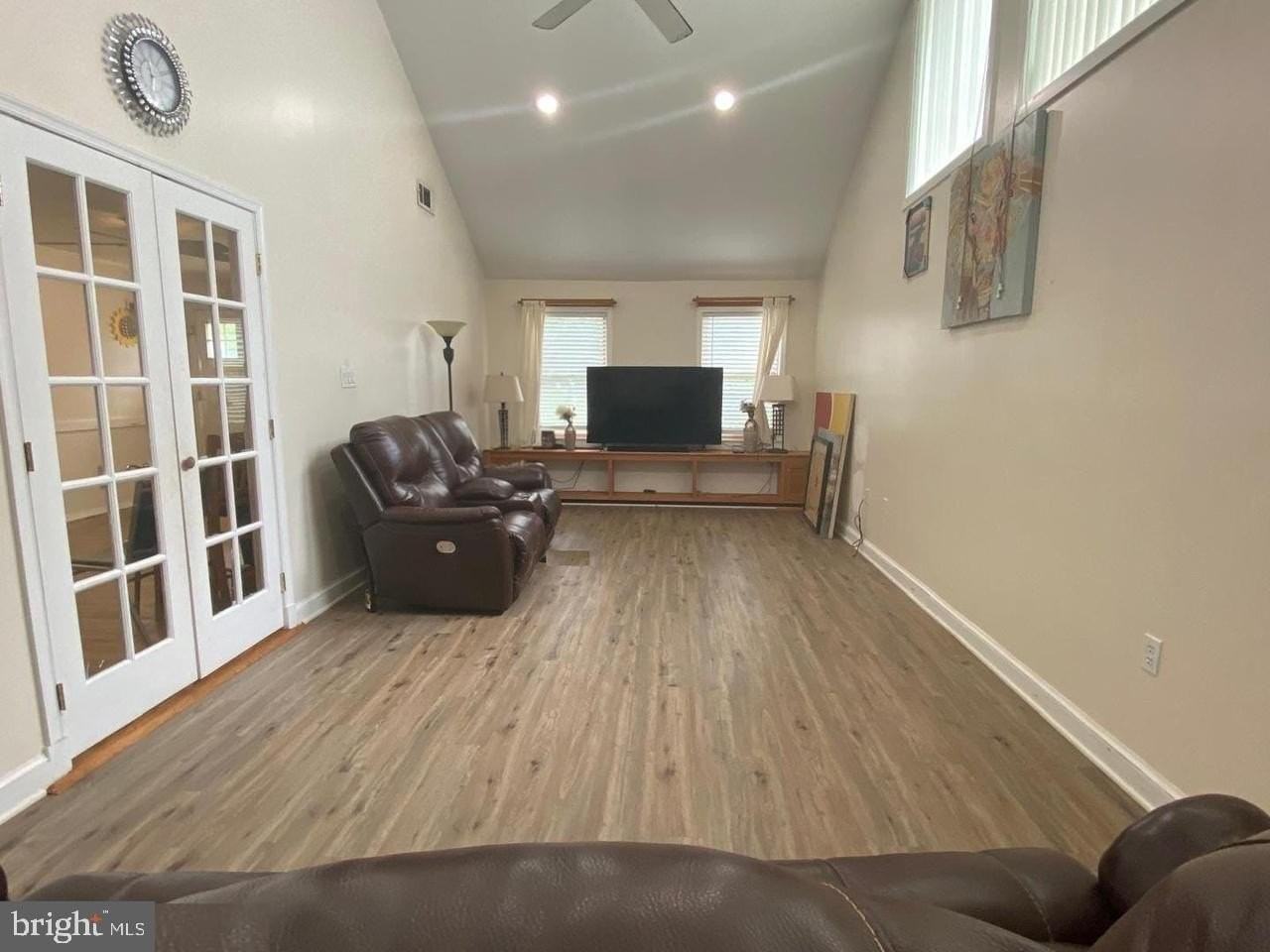 1821 Pimmit Dr - Photo 6 of 16