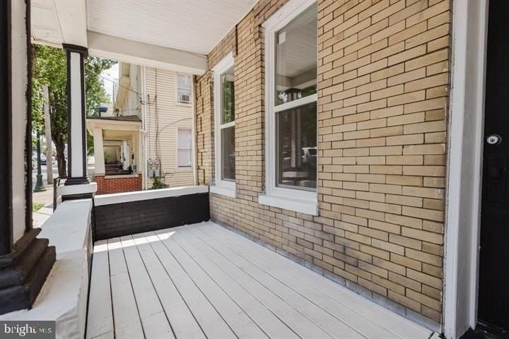 315 S Queen St - Photo 2 of 24