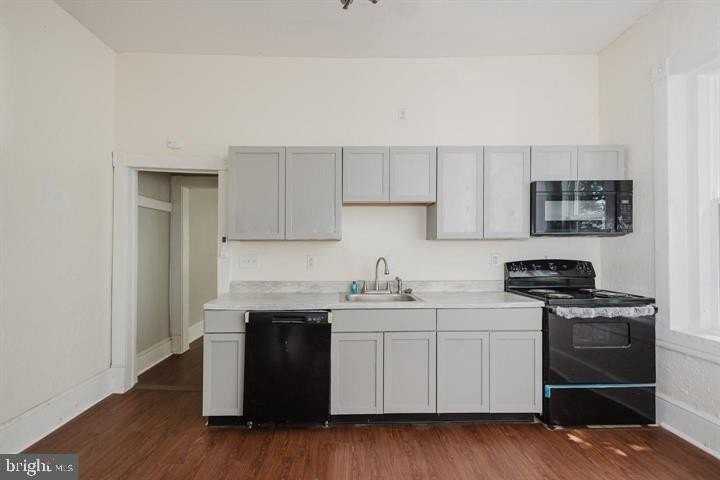 315 S Queen St - Photo 6 of 24