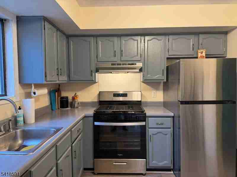 74 Schindler Sq - Photo 4 of 20