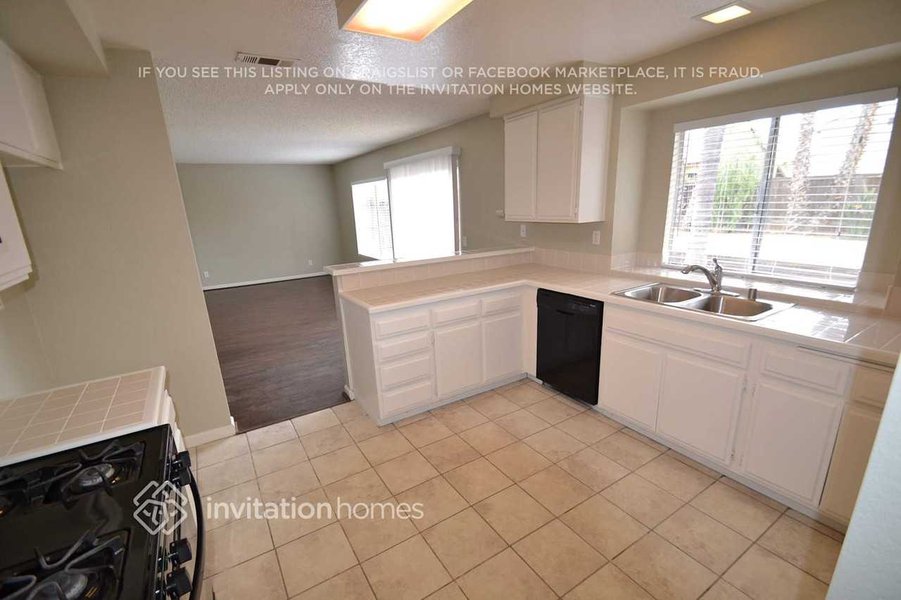 25601 Bay Ave - Photo 3 of 9