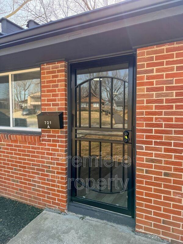 721 E College St #A - Photo 2 of 9