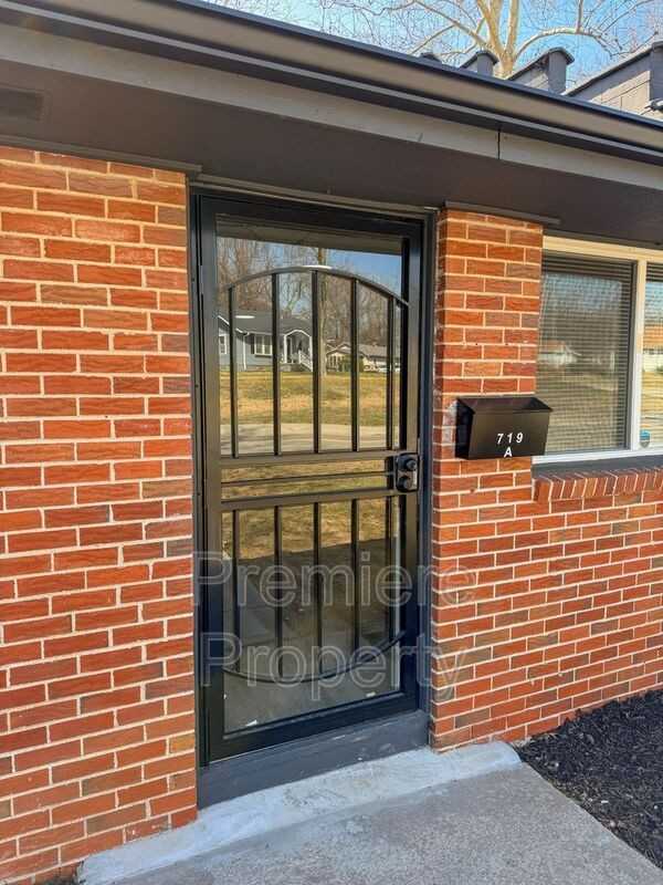 719 E College St #A - Photo 2 of 9