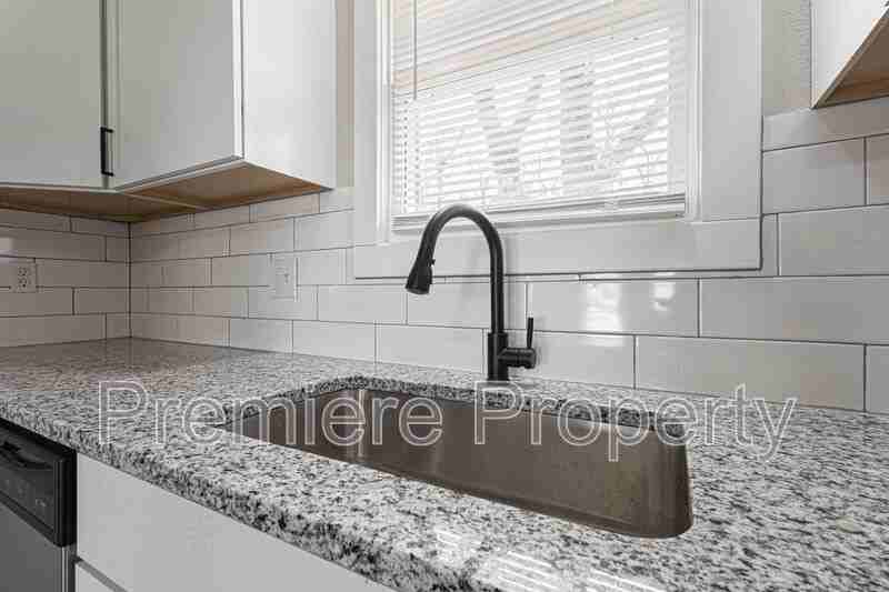 719 E College St #A - Photo 6 of 9