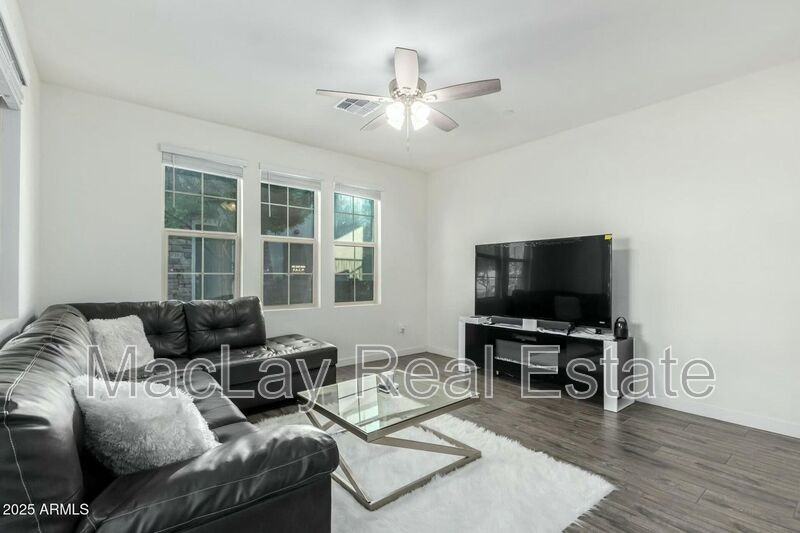 1918 E Bridgeport Pkwy #102 - Photo 4 of 28