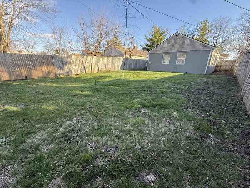 1046 Republic Ave - Photo 2 of 10